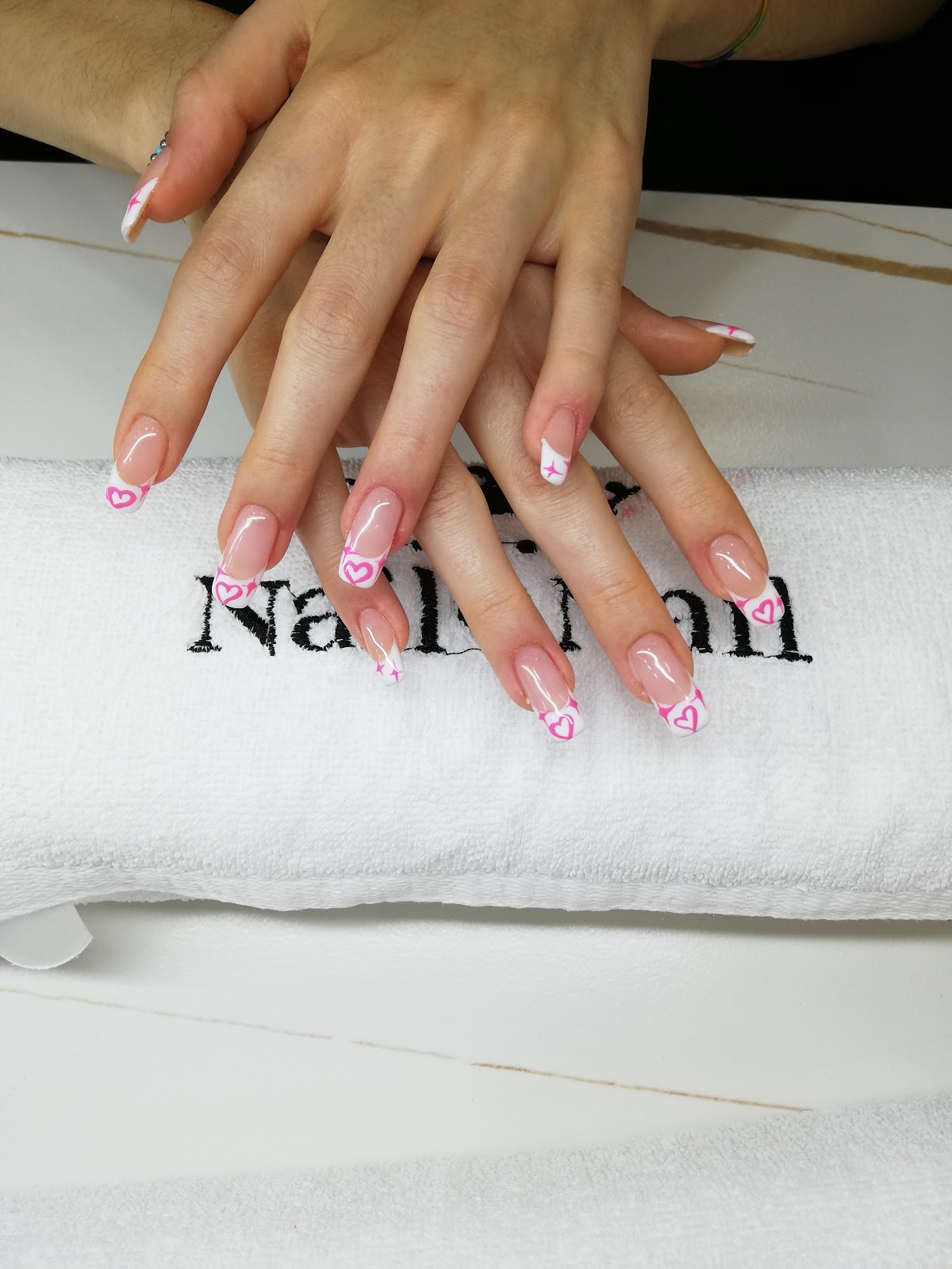 Logo Nail Nail tridimensionale sulla parete del salone di Bergamo